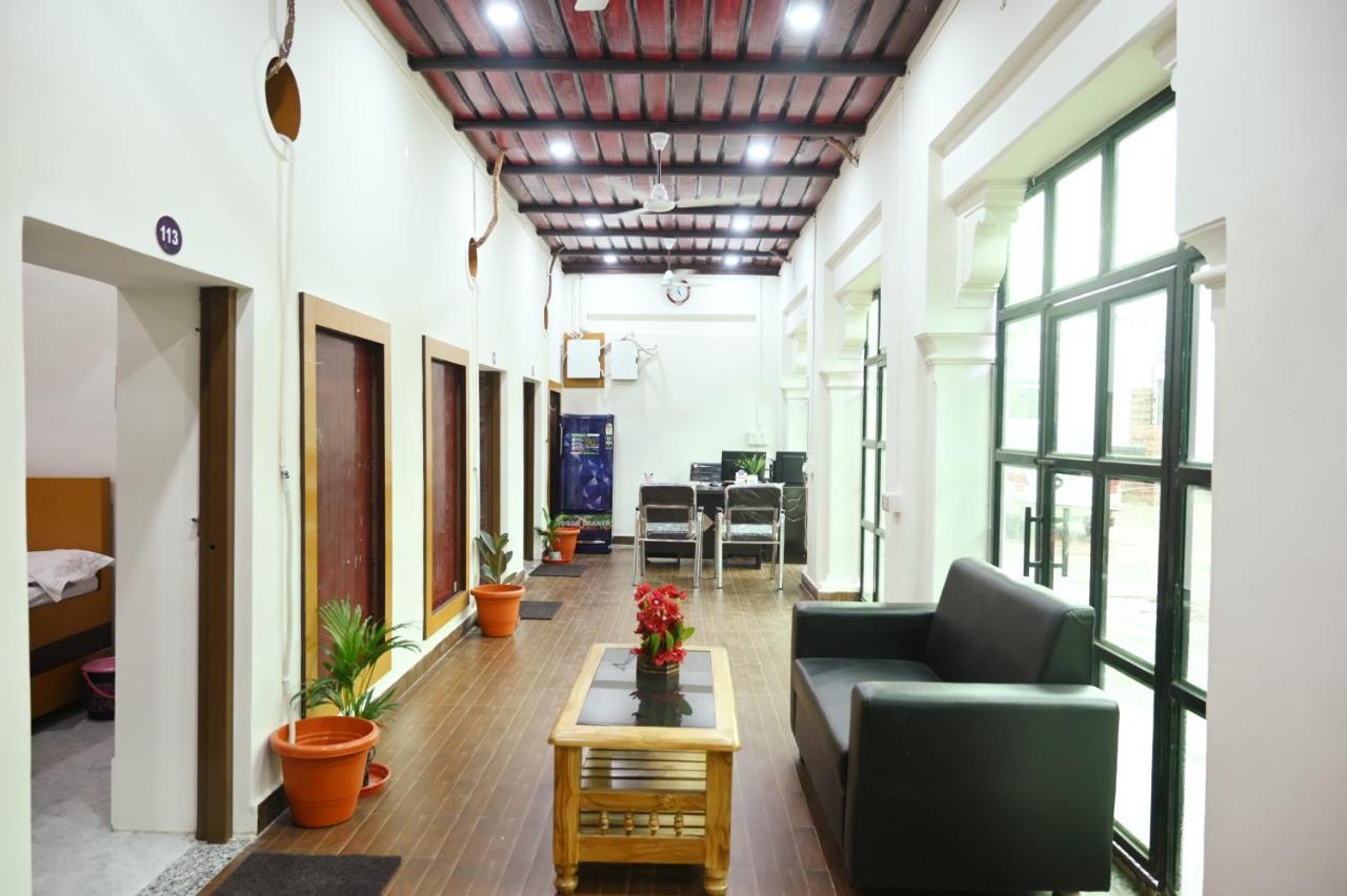 The Hotel Ambassador Inn Varanasi Exterior foto